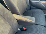 フロントシートにはセンターアームレスト付き、長時間の運転で疲れた腕を乗せてください。