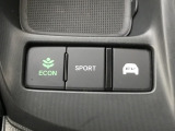 【eコンスイッチ】低燃費運転をサポートするECONモード。スイッチをONすると、エンジンやトランスミッション、A/Cなどを協調制御し、燃費の向上に貢献。エコドライブの効果を高めます。