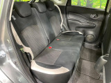 コンパクトカーですが、セカンドシートは十分な広さがあり快適にお乗りいただけます♪シートを倒して大きな荷物を積んだりと、用途の幅が広い1台です。