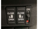 【両側パワースライドドア】両側がパワースライドドアになっており、運転席のスイッチやスマートキーでも開閉が可能です!開口部も広いので乗り降りも楽々♪