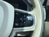 【ステアリングスイッチ】運転中、前方から目線をそらさずにオーディオ等の操作ができるよう、適切に配置されたスイッチ類。安心&快適なドライブを演出してくれる便利な機能です。