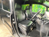 運転席まわりには十分なスペースがあり、大柄な方でもゆったり運転していただける環境です。