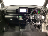 車内は光触媒抗菌消臭施工済です。スタイリッシュなデザインでスポーティなインパネ周りを演出します。グローブボックスやカップホルダーのほかにトレーなどたくさんの収納スペースが付いています。