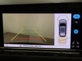ギアをリバースに入れると車両後方の映像を映し出します。画面にはガイドラインが表示され、車庫入れや縦列駐車などの際に安全確認をサポートします。