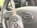 【キーレス】少し離れた場所からでもボタン一つでドアの開錠・施錠ができるのでとっても便利!ドアの鍵穴周りに傷をつけることもありません♪