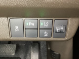 ハンドルの右側にはヘッドライトレベライザーとHondaセンシング用のメインスイッチがついています。ヘッドライトレベライザーは道路状況や積荷の加重に応じてライトの高さを調節できます。