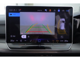 リヤビューカメラ:車両後方をモニターに映しだし、画面にはガイドラインが表示され車庫入れや縦列駐車を容易にします!