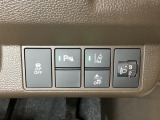 ハンドルの右側にはヘッドライトレベライザーとHondaセンシング用のメインスイッチがついています。ヘッドライトレベライザーは道路状況や積荷の加重に応じてライトの高さを調節できます。