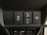 Hondaセンシング用の、VSA(ABS+TCS+横滑り抑制)解除と路外逸脱抑制機能のオンオフスイッチなどはハンドルの右側に装備しています。