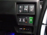 パーキングセンサーや横滑りを防ぐVSA等のスイッチ類は運転席の右側、手の届きやすい位置にあります。