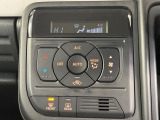 【オートエアコン】一度お好みの温度に設定すれば、車内の温度を検知し風量や温度を自動で調整。暑い&hellip;寒い&hellip;と何度もスイッチ操作をする必要はありません。快適な車内空間には必須の機能ですね♪