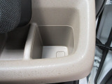 運転席側の手の届きやすい位置にもドリンクホルダーが付いています。