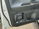 助手席ドアには車検証入れがはいります。