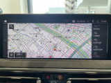 BMWのナビゲーションは操作性も良く、詳細な地図情報と交通状況を見やすく表示し、快適なドライビングをサポートしながら目的地までナビゲートします。