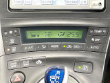 【オートエアコン】一度お好みの温度に設定すれば、車内の温度を検知し風量や温度を自動で調整。暑い&hellip;寒い&hellip;と何度もスイッチ操作をする必要はありません。快適な車内空間には必須の機能ですね♪