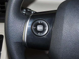 ステアリングスイッチ付きで、運転中に視線を前に向けたまま操作できます。
