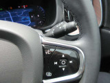車両の多くの機能を直観的にコントロールでき、ステアリングホイールから手を離す必要がありません。右側ステアリングホイール内蔵リモコンを使用すると、オーディオシステム、トリップコンピューターを操作できます
