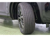 タイヤサイズはハイスペックな215/50R18。