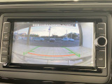 ギアをリバースに入れると車両後方の映像を映し出します。画面にはガイドラインが表示され、車庫入れや縦列駐車などの際に安全確認をサポートします。
