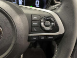 ステアリングスイッチ付きで、運転中に視線を前に向けたまま操作できます。