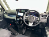 運転席まわりです。 各操作スイッチは使いやすい位置に配置されてます。