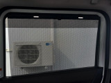 【ロールシェード】日差しや車外からの光が眩しいときにサッと引き出して使える、ロール格納タイプのサンシェードを装備。後席に乗ったお子様がウトウトしだした時など、ぜひご活用ください♪