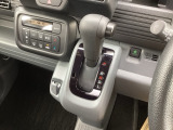 自然に手が届き、操作性の良いインパネシフトに、パーキングブレーキは、フットブレーキタイプなので、運転席と助手席の間はすっきりしています。