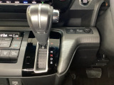 CVT車のセレクトレバーです。低速から高速まで、変速ショックのないスムーズな走りを実現するとともに、エンジン効率のよい領域を維持することで燃費にも貢献します。