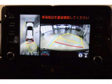 パノラミックビューモニター付きです。車両を上から見たような映像をディスプレイ画面上に表示。運転席からの目視だけでは見にくい、車両周辺の状況をリアルタイムでしっかり確認できます。