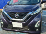 【LEDヘッドライト】通常のヘッドライトより明るく、照射範囲も広がりますので、夜間の運転がよりしやすくなります。
