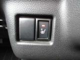 シートヒーターは、シートに内蔵された電熱線で座面を温める装備です。エアコンと違って、すぐに温まり、乾燥しにくいのが特徴です。個別にON/OFFできるので、搭乗者の好みに合わせられます。