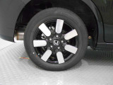 純正アルミホイールです。足元が引き立つので、車全体のイメージがアップしますよ!