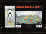 【パノラミックビューモニター】専用のカメラにより、上から見下ろしたような視点で360度車の周囲を確認することができます。