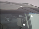 ホンダセンシング機能を支えているフロントカメラ(ドライブレコーダーではございません)!道路状況等を検知してドライバーの安全運転をサポート!※能力には限界があります