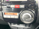 【オートエアコン】一度お好みの温度に設定すれば、車内の温度を検知し風量や温度を自動で調整。暑い&hellip;寒い&hellip;と何度もスイッチ操作をする必要はありません。快適な車内空間には必須の機能ですね♪