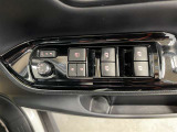 パワーウィンドウスイッチで運転席から全席の窓の開閉ができます♪