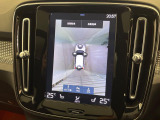 【360&deg;ビューカメラ】4台の高解像度カメラで360度の鳥瞰図を表示。隣の車や壁、死角にある障害物などを画面で確認できるため、狭いスペースでの駐車・出入りも安心です。