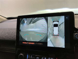 映像で見づらい車両周辺の確認をアシスト。クルマを真上から見ているような映像を表示。 運転席から確認しにくい車両周囲の状況を把握。