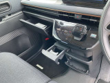 運転席周りのも収納が多く入っております