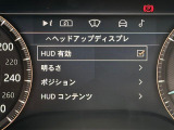 ヘッドアップディスプレイは運転中に役立つ情報をフロントガラスに映し出します。独自のレーザー技術により、直射日光が当たるような状況にも対応。走行速度、ナビゲーションなどの情報を、クリアに表示します。