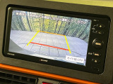 【バックカメラ】駐車時に後方がリアルタイム映像で確認できます。大型商業施設や立体駐車場での駐車時や、夜間のバック時に大活躍!運転スキルに関わらず、今や必須となった装備のひとつです!