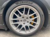 タイヤはダンロップSPORT MAXX RS フロント255/40R20リヤ295/35R20を装着、交換後4000キロほど使用で山も充分残っています。