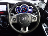 ハンドル左側にはオーディオ操作が出来るオーディオリモートコントロールスイッチ、右側にはHonda SENSINGとオートクルーズコントロールのスイッチを装備!