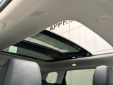 【電動パノラミックルーフ】車内に気持ちいい自然光が差し込み、頭上に広がる風景をお楽しみいただけます。快適な車内温度を維持し日差しから乗員とインテリアを守るダークカラーのガラス。電動ブラインド付き!