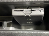 【ETC】有料道路を利用する際に料金所で停止することなく通過できる、ETC車載器(ノンストップ自動料金収受システム機器)が装備されています。セットアップを行うことで利用可能になります。