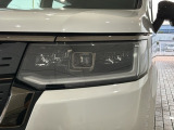 LEDヘッドライトは、点灯の瞬間から最大光量を発揮し、突然暗くなるトンネルなどでの安定感を高めます。