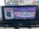 バックに入れると画面は全周囲カメラの画像に切り替わります。移動物や障害物がある際にアラームと表示が出ます。
