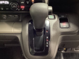 CVT車のセレクトレバーです。低速から高速まで、変速ショックのないスムーズな走りと、エンジン効率のよい領域を維持して燃費にも貢献します。サイドブレーキはスイッチ操作の電子制御パーキングブレーキです。