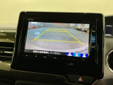 リバースギアに入れるだけで後方の表示へ切り替わります。夜間や雨の日の駐車も楽になりますよ。