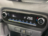 【オートエアコン】一度お好みの温度に設定すれば、車内の温度を検知し風量や温度を自動で調整。暑い&hellip;寒い&hellip;と何度もスイッチ操作をする必要はありません。快適な車内空間には必須の機能ですね♪